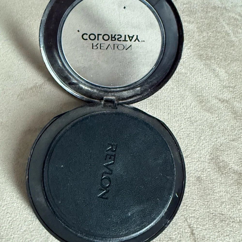 Revlon ColorStay Compact in Black